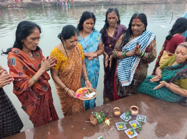 अमरकंटक में ऋषि पंचमी पर नर्मदा में डुबकी लगा पूजा करती महिलायें अमरकंटक में ऋषि पंचमी पर नर्मदा में डुबकी लगा पूजा करती महिलायें