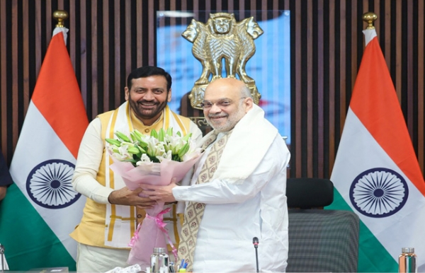 हरियाणा के मुख्यमंत्री नायब सैनी गृहमंत्री अमित शाह से मुलाकात करते हुए हरियाणा के मुख्यमंत्री नायब सैनी गृहमंत्री अमित शाह से मुलाकात करते हुए