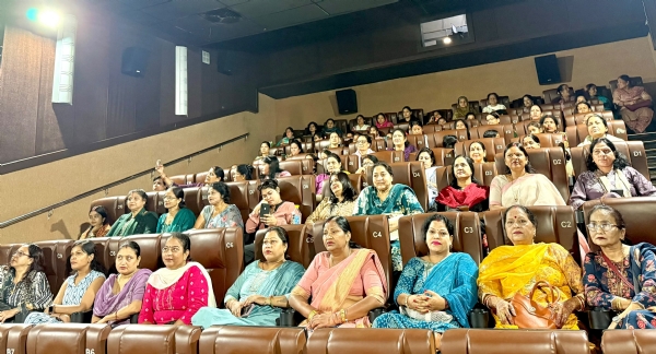महापौर गजराज बिष्ट ने महिलाओं के लिए आध्यात्मिक फिल्म ‘हनुमान अंश’ का कराया विशेष प्रदर्शन महापौर गजराज बिष्ट ने महिलाओं के लिए आध्यात्मिक फिल्म ‘हनुमान अंश’ का कराया विशेष प्रदर्शन