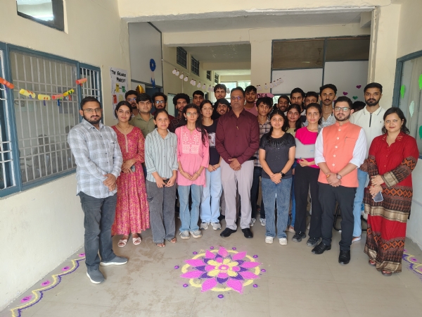 राष्ट्रीय अभियंता दिवस पर आयोजित कार्यक्रम में मौजूद शिक्षक और छात्र।