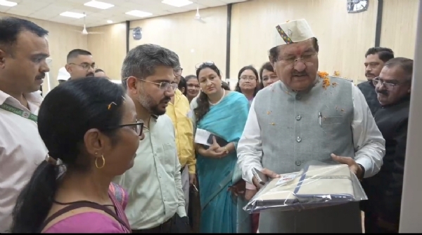 कैबिनेट मंत्री भरत सिंह चौधरी ने केंद्र का शुभारंभ के मौके पर अवलोकन करते। कैबिनेट मंत्री भरत सिंह चौधरी ने केंद्र का शुभारंभ के मौके पर अवलोकन करते।