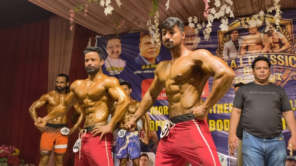 बॉडीबिल्डिंग प्रतियोगिता प्रतिभाग करते खिलाड़ी।