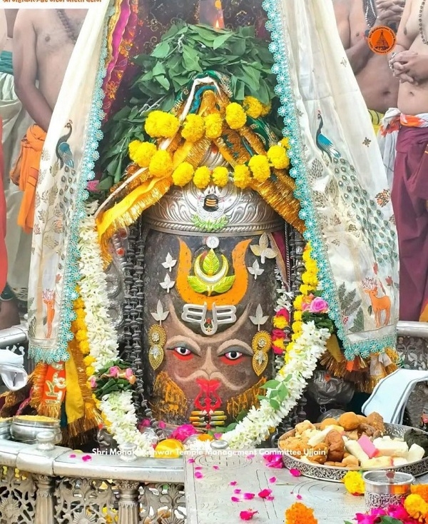 भस्म आरती में राजा स्वरूप में सजे महाकाल भस्म आरती में राजा स्वरूप में सजे महाकाल