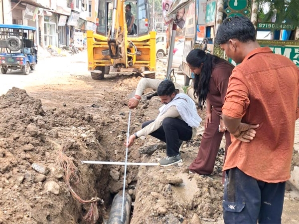 पेयजल कार्यों का निरीक्षण करते हुए पेयजल कार्यों का निरीक्षण करते हुए