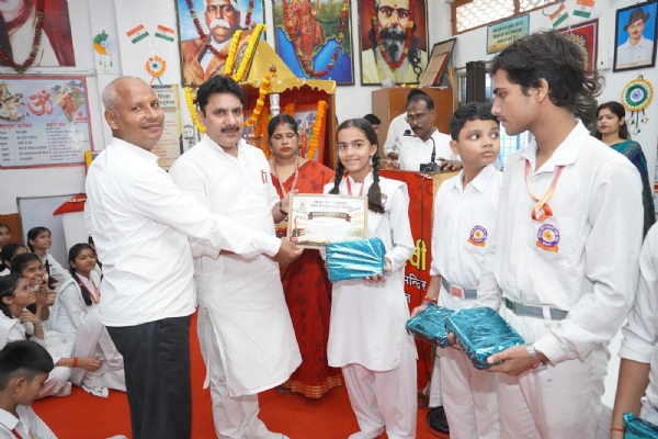 ज्वाला देवी सरस्वती विद्या मंदिर में मेधावी सम्मान समारोह  से संबंधित छाया चित्र