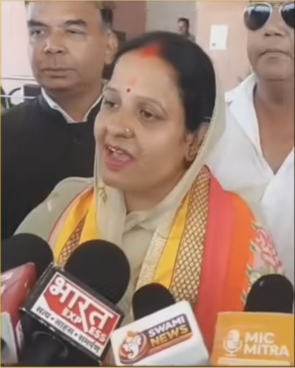 Anamika Sharma from BJP filed her nomination for the post of Mayor of Ajmer Municipal Corporation. Anamika Sharma from BJP filed her nomination for the post of Mayor of Ajmer Municipal Corporation.
