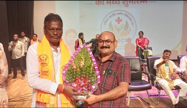 सांसद का स्वागत करते लोग सांसद का स्वागत करते लोग