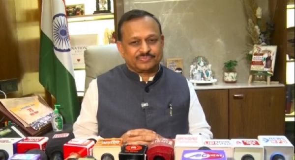प्रेस वार्ता के दौरान जानकारी देते सांसद रमेश अवस्थी प्रेस वार्ता के दौरान जानकारी देते सांसद रमेश अवस्थी