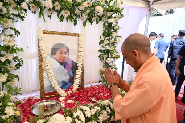 मुख्यमंत्री योगी आदित्यनाथ ने राणा राहुल सिंह की दिवंगत माताजी सुधा सिंह को श्रद्धांजलि अर्पित की। मुख्यमंत्री योगी आदित्यनाथ ने राणा राहुल सिंह की दिवंगत माताजी सुधा सिंह को श्रद्धांजलि अर्पित की।