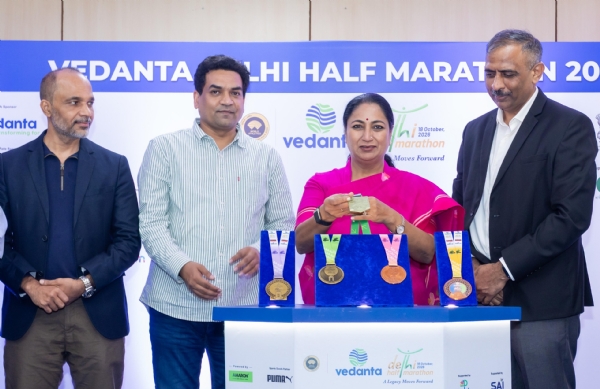 मुख्यमंत्री रेखा गुप्ता ने वेदांता दिल्ली हाफ मैराथन 2026 के फिनिशर मेडल का किया अनावरण मुख्यमंत्री रेखा गुप्ता ने वेदांता दिल्ली हाफ मैराथन 2026 के फिनिशर मेडल का किया अनावरण