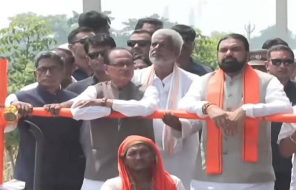 बाढ़ प्रभावित रघोपुर प्रखंड का दौरा करने के दौरान केंद्रीय कृषि मंत्री शिवराज सिंह और मुख्यमंत्री सम्राट