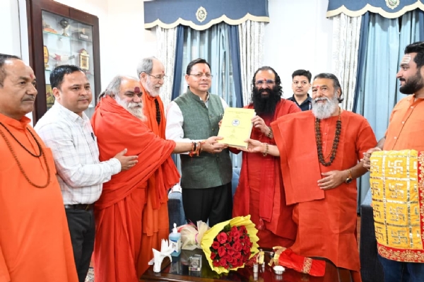 मुख्यमंत्री को जन्मदिन की शुभकामनाएं देते संत मुख्यमंत्री को जन्मदिन की शुभकामनाएं देते संत