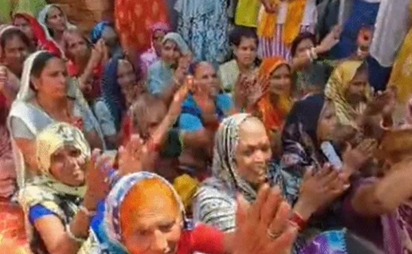 उज्जैन में भक्तों ने किया हनुमान चालीसा का पाठ उज्जैन में भक्तों ने किया हनुमान चालीसा का पाठ