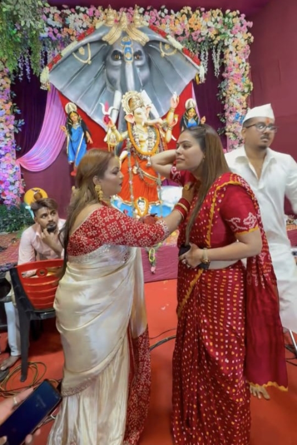 कमेटी के सदस्य नाजिया इलाही को तिलक लगाते कमेटी के सदस्य नाजिया इलाही को तिलक लगाते