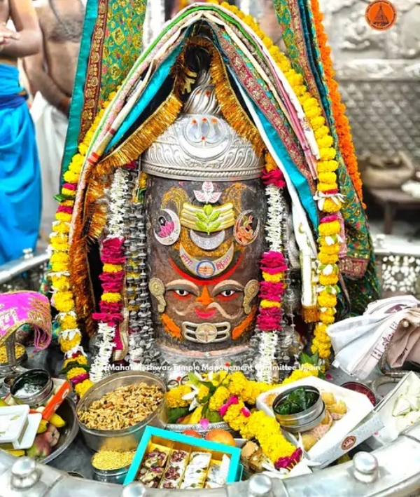 रजत मुकुट-मुंडमाल में राजा स्वरूप में सजे महाकाल रजत मुकुट-मुंडमाल में राजा स्वरूप में सजे महाकाल