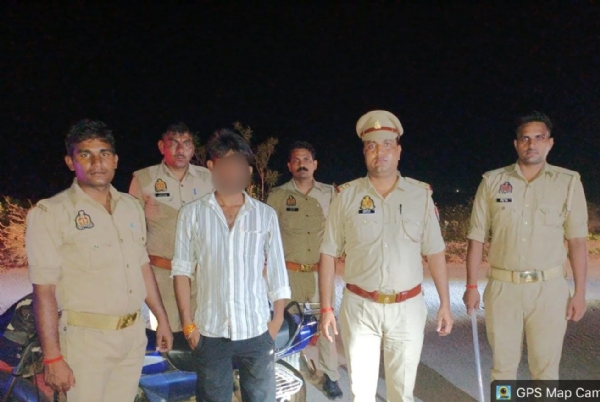पुलिस के साथ युवक पुलिस के साथ युवक