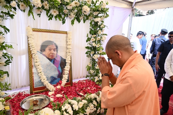 मुख्यमंत्री योगी आदित्यनाथ ने राणा राहुल सिंह की दिवंगत माताजी सुधा सिंह को श्रद्धांजलि अर्पित की। मुख्यमंत्री योगी आदित्यनाथ ने राणा राहुल सिंह की दिवंगत माताजी सुधा सिंह को श्रद्धांजलि अर्पित की।