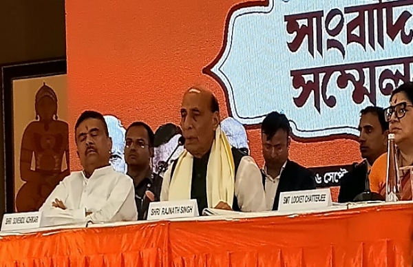 मंच पर रक्षा मंत्री राजनाथ सिंह एवं मुख्यमंत्री शुभेंदु अधिकारी सहित अन्य अधिकारीगण