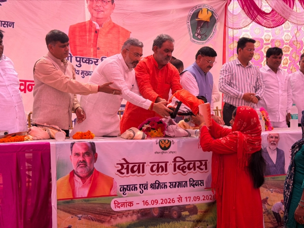 किट वितरित करते स्वामी यतीश्वरानंद किट वितरित करते स्वामी यतीश्वरानंद