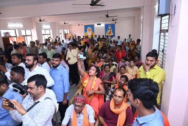 श्री विश्वकर्मा पंचायत मंदिर में भगवान विश्वकर्मा की पूजा-अर्चना करते मुख्यमंत्री योगी आदित्यनाथ। श्री विश्वकर्मा पंचायत मंदिर में भगवान विश्वकर्मा की पूजा-अर्चना करते मुख्यमंत्री योगी आदित्यनाथ।