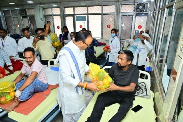 सिविल अस्पताल में मरीजों को फल वितरित करते बृजेश पाठक सिविल अस्पताल में मरीजों को फल वितरित करते बृजेश पाठक