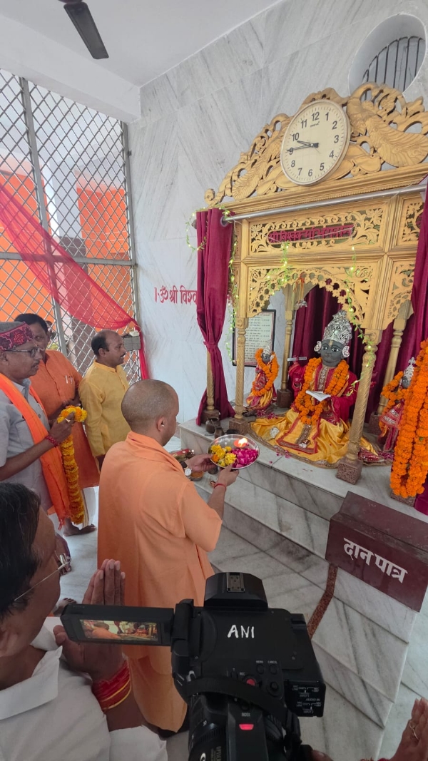 श्री विश्वकर्मा पंचायत मंदिर में भगवान विश्वकर्मा की पूजा-अर्चना करते मुख्यमंत्री योगी आदित्यनाथ। श्री विश्वकर्मा पंचायत मंदिर में भगवान विश्वकर्मा की पूजा-अर्चना करते मुख्यमंत्री योगी आदित्यनाथ।
