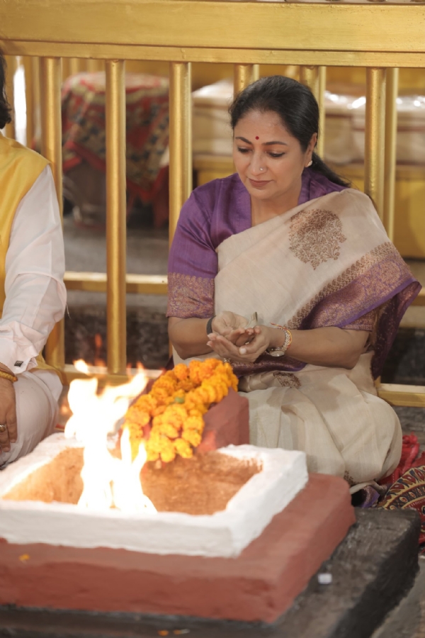 खाटू श्याम विशाल मंदिर दिल्ली धाम में आयोजित 108 कुण्डीय यज्ञ में विधिवत हवन करती दिल्ली की मुख्यमंत्री रेखा गुप्ता खाटू श्याम विशाल मंदिर दिल्ली धाम में आयोजित 108 कुण्डीय यज्ञ में विधिवत हवन करती दिल्ली की मुख्यमंत्री रेखा गुप्ता