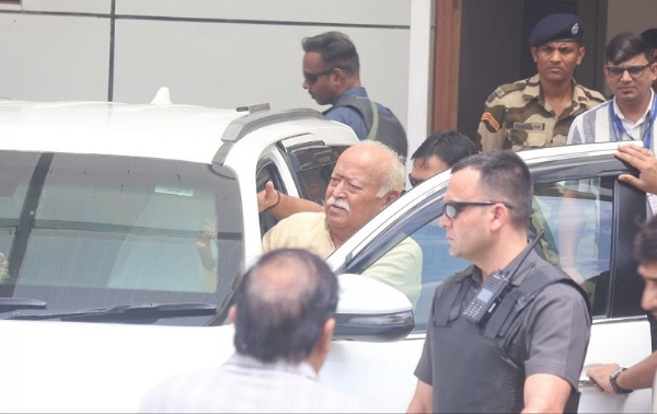 इंदौर पहुंचने पर सरसंघचालक मोहन भागवत की तस्वीर
