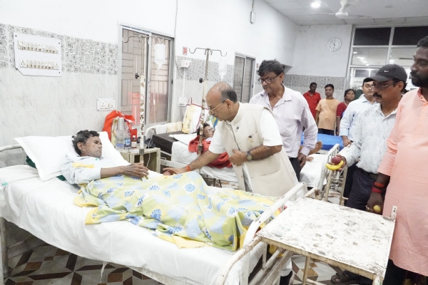 मरीज के बीच फल बताते मंत्री अजय पोद्दार