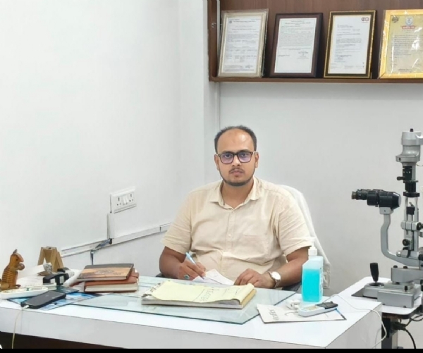 Fotos । जानकारी देते हुए डाक्टर शादाब Fotos । जानकारी देते हुए डाक्टर शादाब