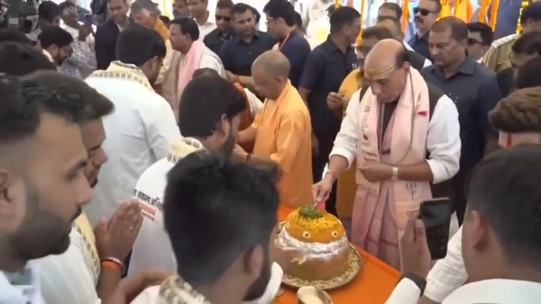 रक्षा मंत्री राजनाथ सिंह व मुख्यमंत्री योगी बाबा विश्वनाथ के दरबार में