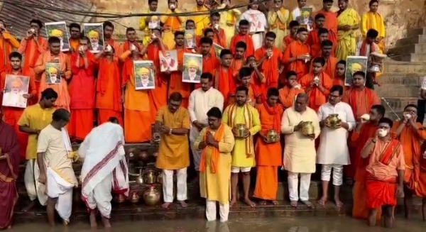 दुग्धाभिषेक करते हुए विधायक डॉ नीलकंठ और बटुक दुग्धाभिषेक करते हुए विधायक डॉ नीलकंठ और बटुक