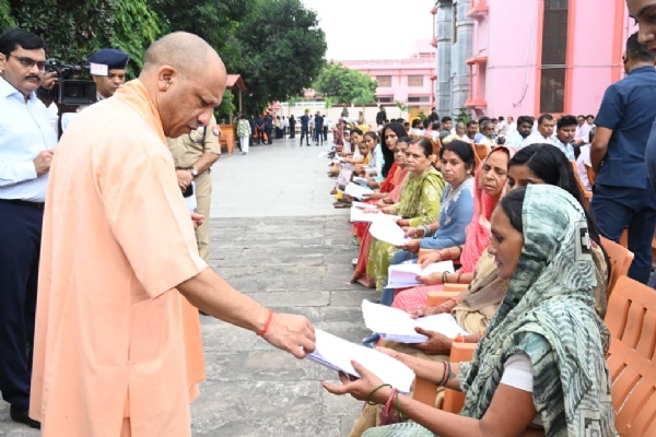 गोरखपुर में जनता दर्शन करते माननीय मुख्यमंत्री योगी आदित्यनाथ जी गोरखपुर में जनता दर्शन करते माननीय मुख्यमंत्री योगी आदित्यनाथ जी