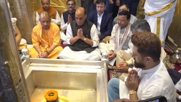 मंदिर में पूजा अर्चना करते रक्षामंत्री व मुख्यमंत्री योगी आदित्यनाथ