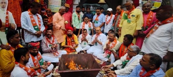 हवन करते बीजेपी नेता एवं कार्यकर्ता हवन करते बीजेपी नेता एवं कार्यकर्ता