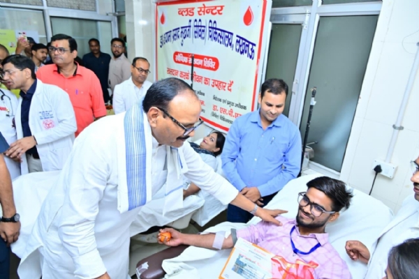 रक्तदाता का उत्साह वर्धन करते बृजेश पाठक रक्तदाता का उत्साह वर्धन करते बृजेश पाठक