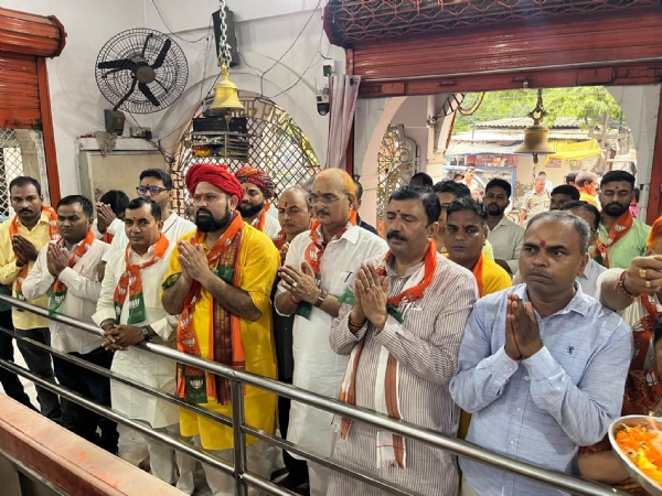 मंदिर में पूजा अर्चना करते बीजेपी नेता एवं कार्यकर्ता मंदिर में पूजा अर्चना करते बीजेपी नेता एवं कार्यकर्ता