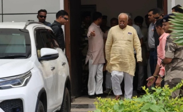इंदौर पहुंचने पर सरसंघचालक मोहन भागवत की तस्वीर