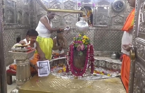 प्रधानमंत्री की तस्वीर रखकर भगवान महाकाल का विशेष पूजन करते हुए पुरोहित प्रधानमंत्री की तस्वीर रखकर भगवान महाकाल का विशेष पूजन करते हुए पुरोहित