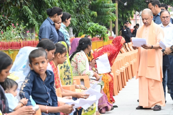 Photo caption: गोरखपुर में जनता दर्शन करते माननीय मुख्यमंत्री योगी आदित्यनाथ जी Photo caption: गोरखपुर में जनता दर्शन करते माननीय मुख्यमंत्री योगी आदित्यनाथ जी