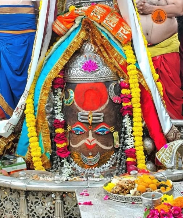 भस्म आरती में राजा स्वरूप में सजे बाबा महाकाल भस्म आरती में राजा स्वरूप में सजे बाबा महाकाल