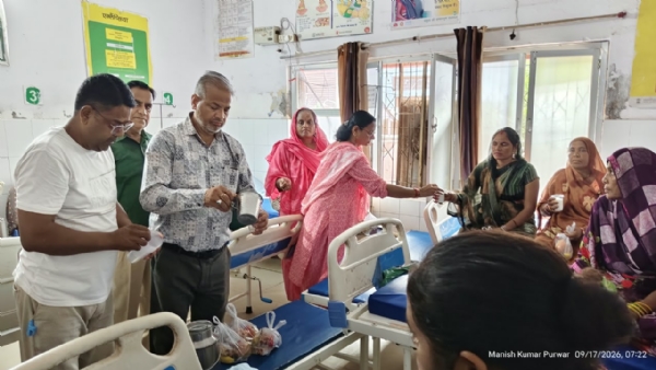 फोटो। अस्पताल में फल वितरण करते हुए समाजसेवी संगठन के लोग
