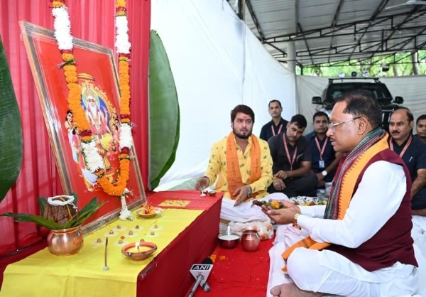 मुख्यमंत्री विष्णुदेव साय ने आज गुरुवार को भगवान विश्वकर्मा जयंती के अवसर पर राजधानी रायपुर स्थित मुख्यमंत्री निवास में सृजन, शिल्प और निर्माण के अधिष्ठाता भगवान विश्वकर्मा की विधि-विधान से पूजा-अर्चना की मुख्यमंत्री विष्णुदेव साय ने आज गुरुवार को भगवान विश्वकर्मा जयंती के अवसर पर राजधानी रायपुर स्थित मुख्यमंत्री निवास में सृजन, शिल्प और निर्माण के अधिष्ठाता भगवान विश्वकर्मा की विधि-विधान से पूजा-अर्चना की