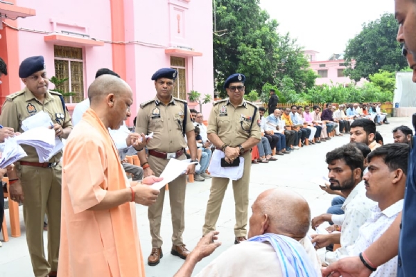 गोरखपुर में जनता दर्शन करते माननीय मुख्यमंत्री योगी आदित्यनाथ जी गोरखपुर में जनता दर्शन करते माननीय मुख्यमंत्री योगी आदित्यनाथ जी