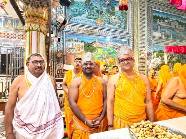पार्श्वनाथ दिगंबर जैन मंदिर लोहागढ़ में उत्तम क्षमा पर्व के शुभारंभ पर पूजा करते जैन समाज के लोग। पार्श्वनाथ दिगंबर जैन मंदिर लोहागढ़ में उत्तम क्षमा पर्व के शुभारंभ पर पूजा करते जैन समाज के लोग।