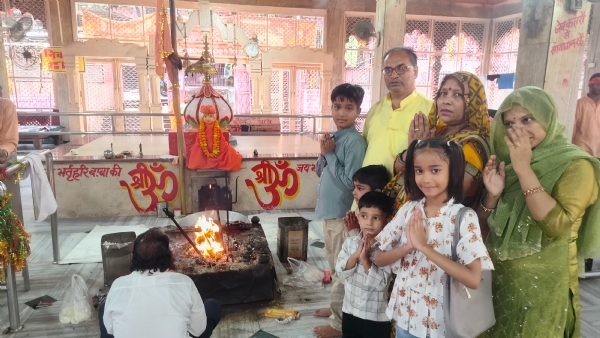 अलवर. लाखों भक्त पहुंचे रहे है बाबा के दर्शन करने। अलवर. लाखों भक्त पहुंचे रहे है बाबा के दर्शन करने।