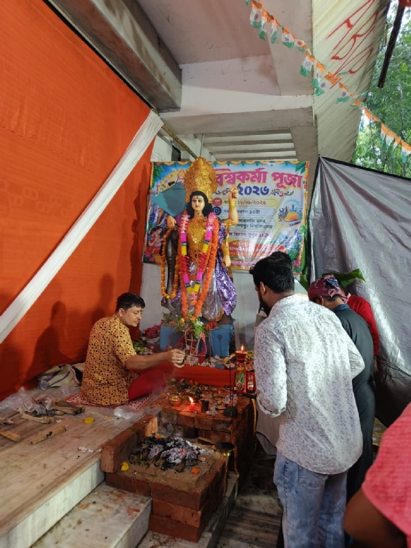 जादवपुर विश्वविद्यालय परिसर में विश्वकर्मा पूजा का आयोजन