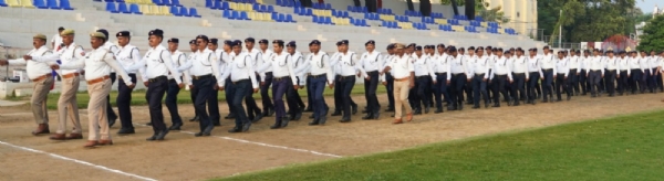 रिजर्व पुलिस लाइन के परेड ग्राउंड में शुक्रवार परेड का निरीक्षण करते एसएसपी गोरखपुर, साथ में पुलिस अधिकारी एवं जवान। रिजर्व पुलिस लाइन के परेड ग्राउंड में शुक्रवार परेड का निरीक्षण करते एसएसपी गोरखपुर, साथ में पुलिस अधिकारी एवं जवान।