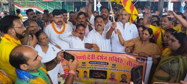 दर्शनार्थियों के जत्थे को रवाना करती सांसद,विधायक एवं अन्य दर्शनार्थियों के जत्थे को रवाना करती सांसद,विधायक एवं अन्य