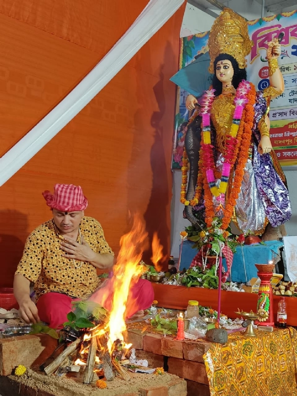 जादवपुर विश्वविद्यालय परिसर में विश्वकर्मा पूजा का आयोजन
